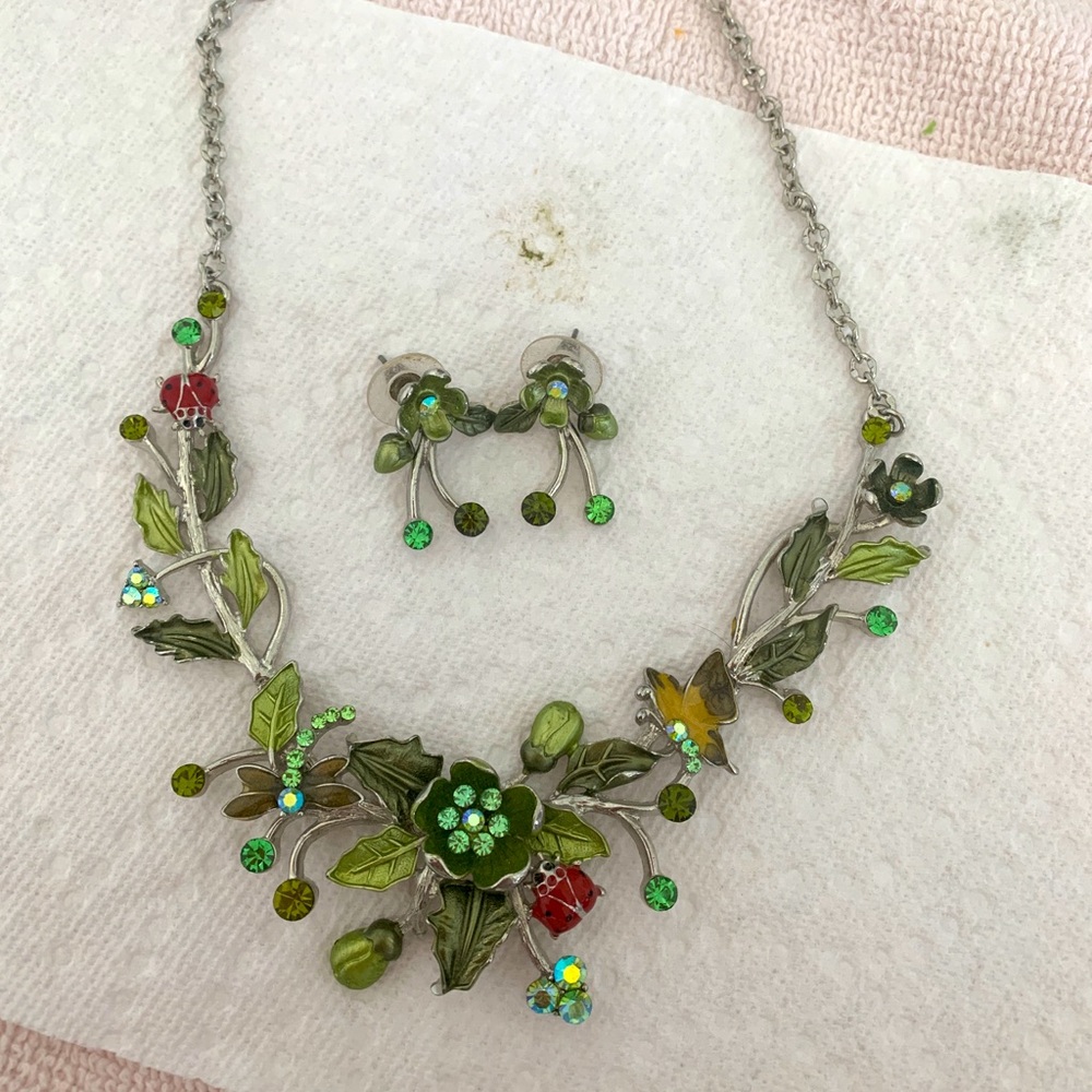 Beautiful necklace and earrings set